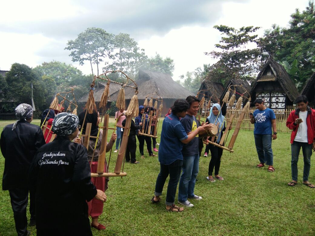 Writing Supertrip Mahasiswa Prodi PBSI ke Kampung Budaya Sindangbarang