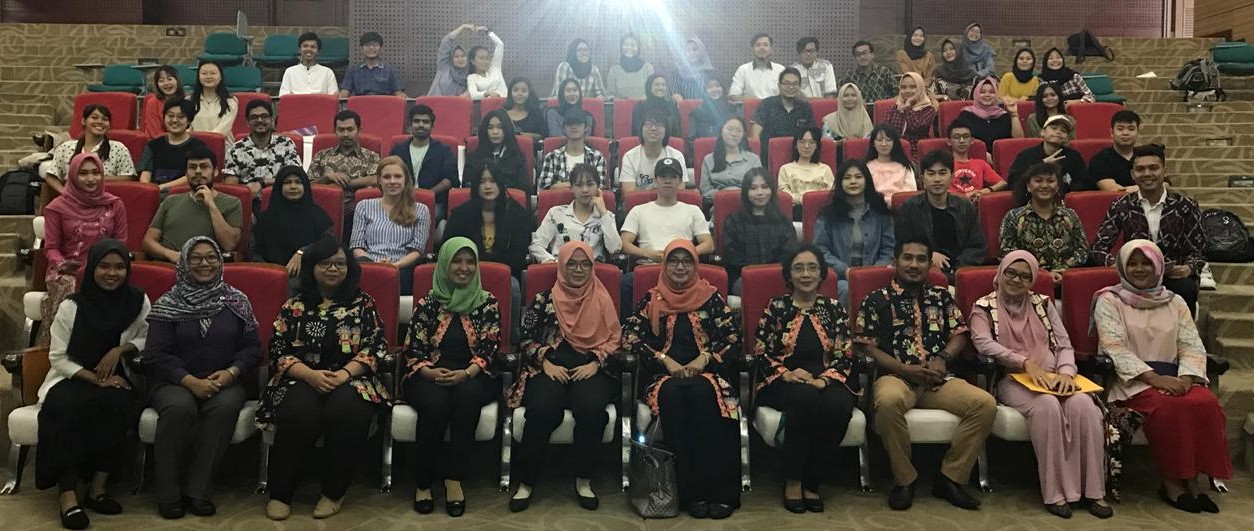 Lokakarya Cipta dan Baca Puisi bagi Mahasiswa BIPA Program Darmasiswa RI Se-DKI Jakarta dengan Blended Learning