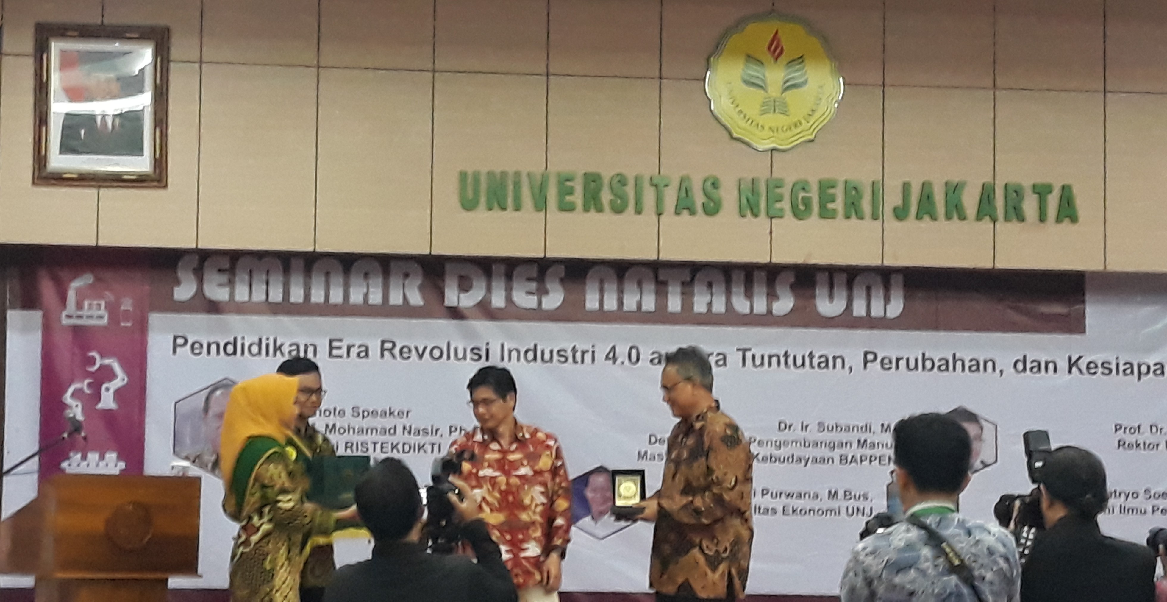 Seminar Dies Natalis ke-55 Universitas Negeri Jakarta  Pendidikan Era Revolusi Industri 4.0 antara Tuntutan, Perubahan, dan Kesiapan
