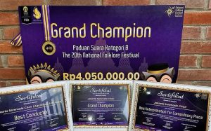Sertifikat penghargaan yang diraih Jakarta Serenade Choir (JSC) pada ajang The 20th National Folklore Festival sebagai bukti capaian prestasi dalam kompetisi paduan suara.