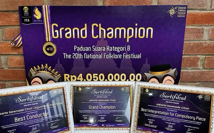 Sertifikat penghargaan yang diraih Jakarta Serenade Choir (JSC) pada ajang The 20th National Folklore Festival sebagai bukti capaian prestasi dalam kompetisi paduan suara.
