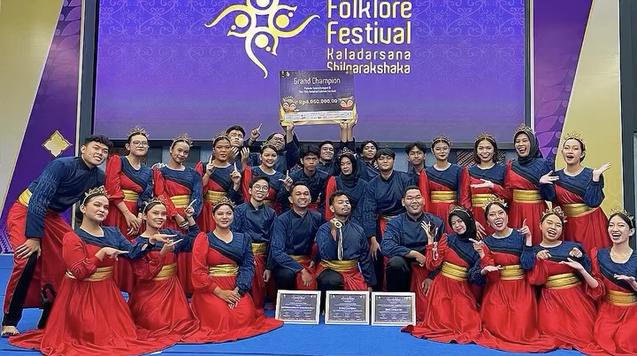 Jakarta Serenade Choir (JSC), paduan suara Program Studi Pendidikan Musik UNJ, berfoto bersama sertifikat penghargaan setelah meraih Grand Champion, Best Interpretation for Compulsory Piece, serta Best Conductor pada The 20th National Folklore Festival.