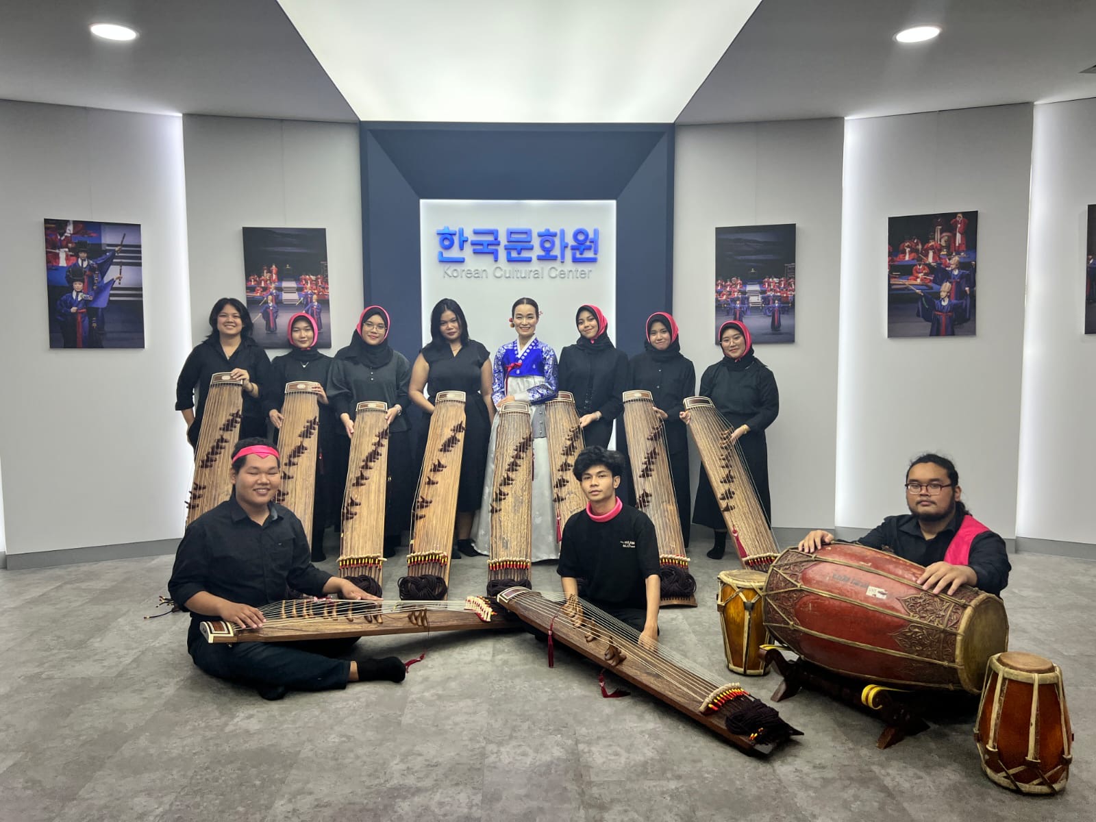 Foto bersama mahasiswa Program Studi Pendidikan Musik FBS UNJ bersama instruktur budaya Korea setelah mendalami teknik permainan alat musik tradisional Gayageum di Multifunction Hall Korean Cultural Center Indonesia (KCCI)