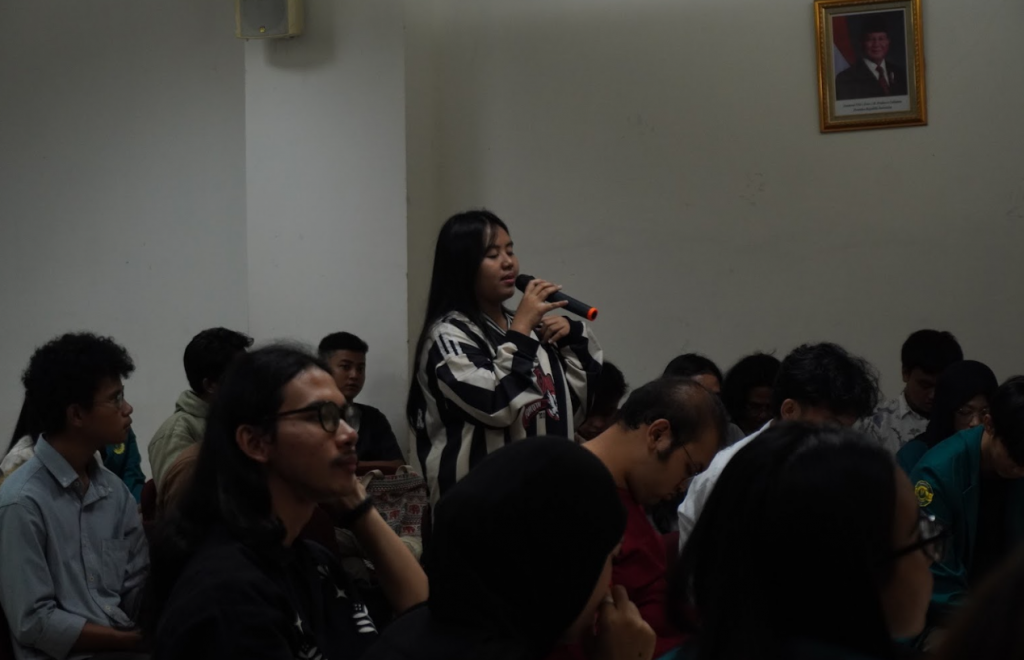 Mahasiswa Program Studi Pendidikan Musik UNJ, Riris Sumaredi (angkatan 2024), menyampaikan aspirasi dan masukan dalam sesi dialog pada kegiatan Teras Harmoni 2026.
