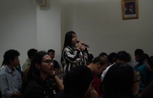 Mahasiswa Program Studi Pendidikan Musik UNJ, Riris Sumaredi (angkatan 2024), menyampaikan aspirasi dan masukan dalam sesi dialog pada kegiatan Teras Harmoni 2026.